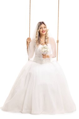 Beyaz arka plan üzerinde izole bir salıncak üzerinde oturan gelin gülümseyen