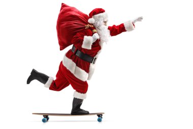 Tam uzunlukta profil atış Claus Santa beyaz arka plan üzerinde izole bir longboard sürme