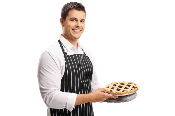 Sorrindo Jovem Segurando Uma Torta Isolada Fundo Branco — Fotografia de Stock