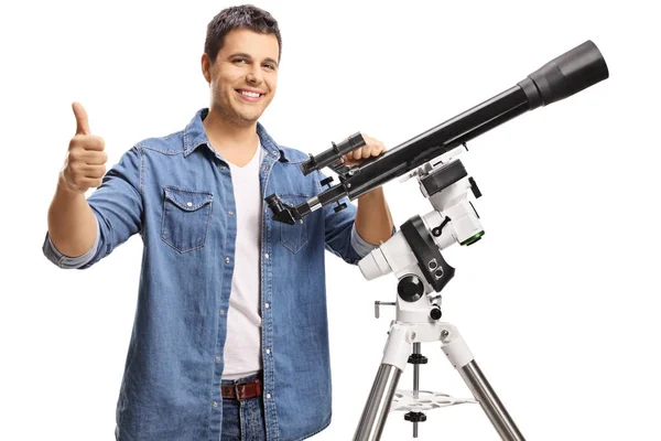 Glimlachend Jongeman Met Een Telescoop Tonen Duimschroef Opwaarts Geïsoleerd Witte — Stockfoto