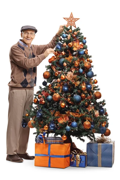 Retrato Comprimento Total Homem Sênior Decorando Uma Árvore Natal Isolada — Fotografia de Stock