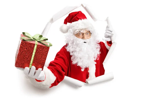 Kerstman Maken Een Cadeautje Geven Door Een Papier Gat Geïsoleerd — Stockfoto