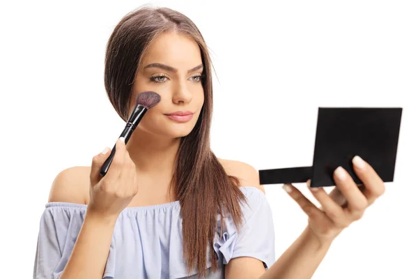 Mujer Joven Aplicando Maquillaje Aislado Sobre Fondo Blanco — Foto de Stock