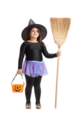 Tam uzunlukta portre sevimli küçük bir kızın beyaz arka plan üzerinde bir cadı Cadılar Bayramı için izole gibi giyinmiş