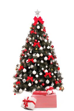 Beyaz arka plan üzerinde izole hediye kutuları unbder ile dekore edilmiş bir Noel ağacı stüdyo çekim