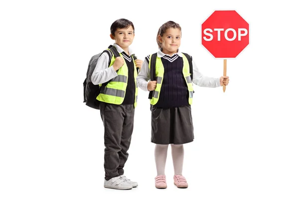 Volledige Lengte Portret Van Een Schooljongen Een Schoolmeisje Met Veiligheidsvesten — Stockfoto