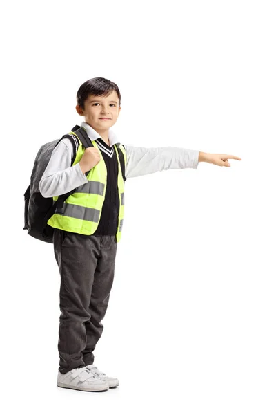 Volledige Lengte Shot Van Een Schooljongen Dragen Veiligheidsvest Wijzen Geïsoleerd — Stockfoto