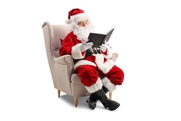 Papai Noel Sentado Uma Poltrona Lendo Livro Isolado Fundo Branco — Fotografia de Stock