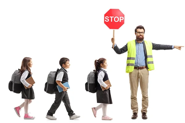 Pełna Długość Strzał Uczniów Chodzenie Linii Nauczyciela Kamizelki Znakiem Stop — Zdjęcie stockowe