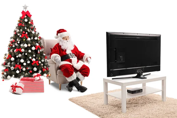 Zaskoczony Santa Claus Siedząc Fotelu Oglądając Telewizję Białym Tle — Zdjęcie stockowe
