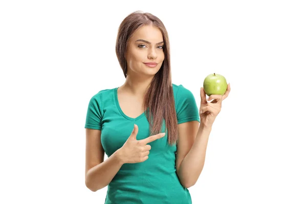 Hermosa Joven Sosteniendo Una Manzana Verde Señalando Aislado Sobre Fondo —  Fotos de Stock