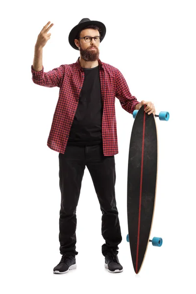 Tam Uzunlukta Bir Longboard Tutarak Beyaz Arka Plan Üzerinde Izole — Stok fotoğraf