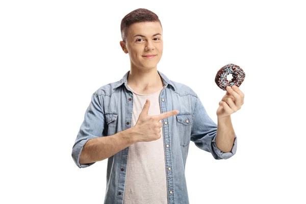 Joven Sosteniendo Una Rosquilla Chocolate Señalando Aislado Sobre Fondo Blanco —  Fotos de Stock