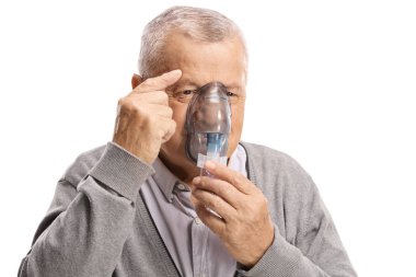 Beyaz adam izole bir solunum maskesi kullanan yaşlı adam
