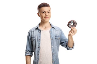 Beyaz arka plan üzerinde izole çikolatalı çörek tutan genç adam