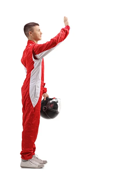 白い背景に分離された彼の手を振る若いレーサーの完全な長さのプロフィール撮影 — ストック写真