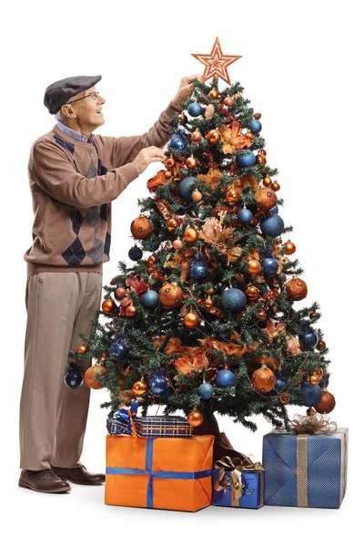 Tiro Comprimento Total Homem Sênior Decorando Uma Árvore Natal Isolada — Fotografia de Stock