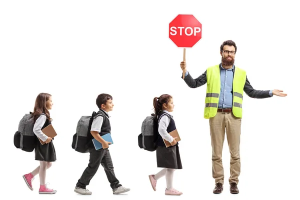 Pełna Długość Strzał Uczniów Chodzenie Linii Nauczyciela Bezpieczeństwa Kamizelka Znak — Zdjęcie stockowe
