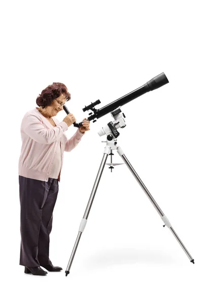 Imagen Perfil Completo Una Anciana Mirando Través Telescopio Aislado Sobre —  Fotos de Stock