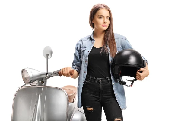 Joven Hembra Moda Parada Junto Scooter Sosteniendo Casco Aislado Sobre — Foto de Stock