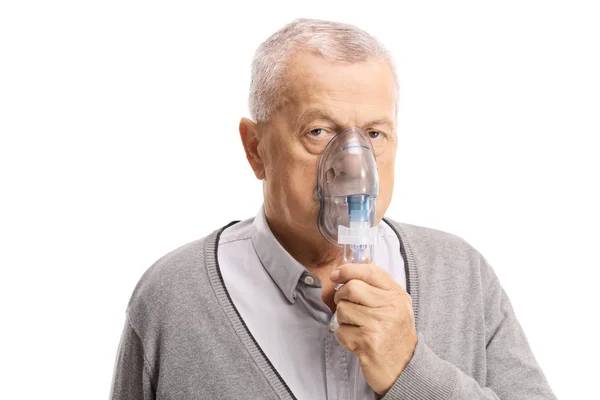 Oudere Man Inhaleren Met Een Masker Geïsoleerd Witte Achtergrond — Stockfoto