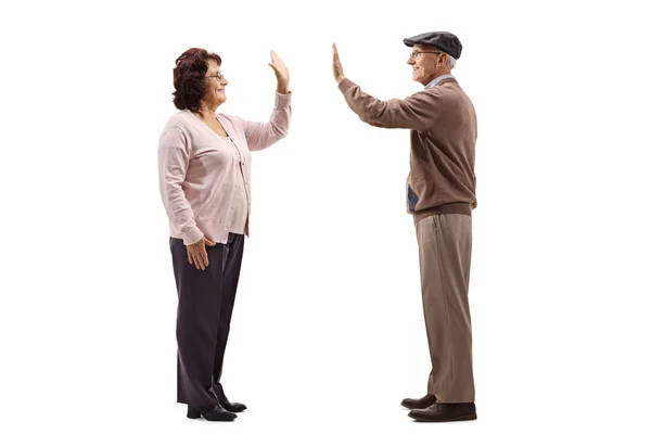 Perfil Comprimento Total Tiro Uma Mulher Sênior High Fiving Homem — Fotografia de Stock