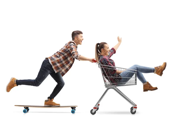 Largura Completa Chico Joven Montando Longboard Empujando Una Chica Carrito — Foto de Stock