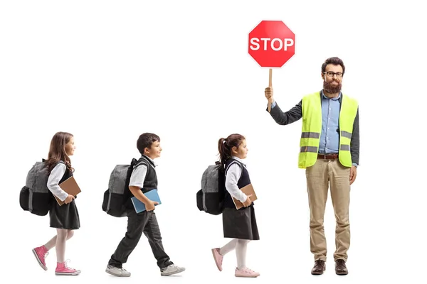 Pełna Długość Strzał Uczniów Chodzenie Linii Nauczyciela Kamizelki Znak Stop — Zdjęcie stockowe