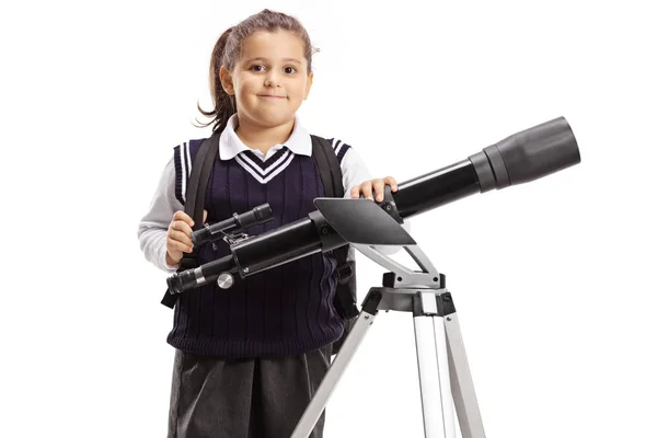 Weinig Schoolmeisje Met Een Telescoop Geïsoleerd Witte Achtergrond — Stockfoto