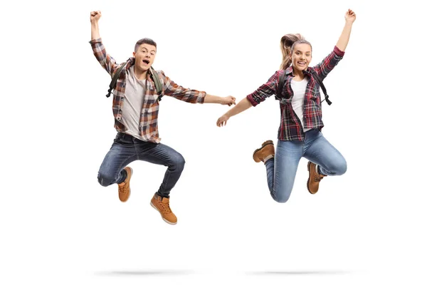 Glückliche Männliche Und Weibliche Studenten Springen Isoliert Auf Weißem Hintergrund — Stockfoto