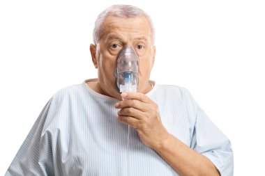 Beyaz arka plan üzerinde izole solunum maskesi olan olgun erkek hasta