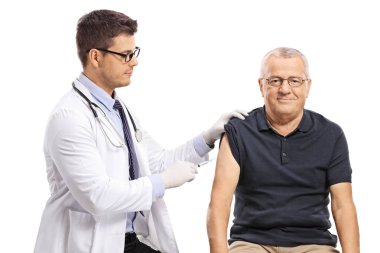 Genç doktor olgun bir erkek beyaz arka plan üzerinde izole iğne