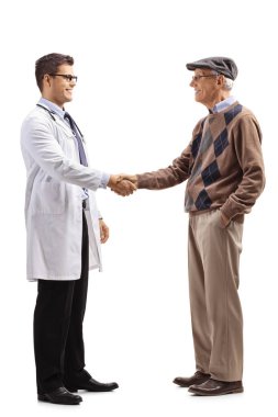 Beyaz arka plan üzerinde izole yaşlı bir adam ile el sıkışan genç doktor