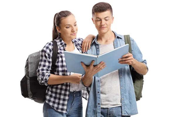 Beyaz Arka Plan Üzerinde Izole Kitap Okurken Erkek Dişi Öğrenci — Stok fotoğraf