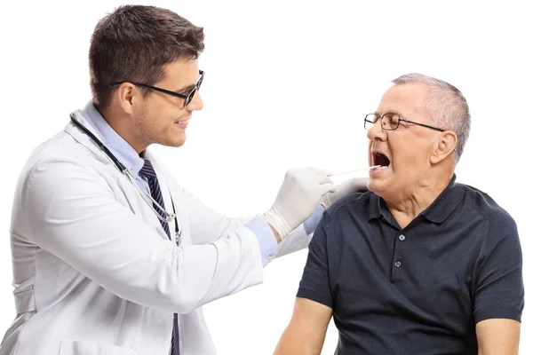 Médico Masculino Verificando Garganta Paciente Isolado Fundo Branco — Fotografia de Stock