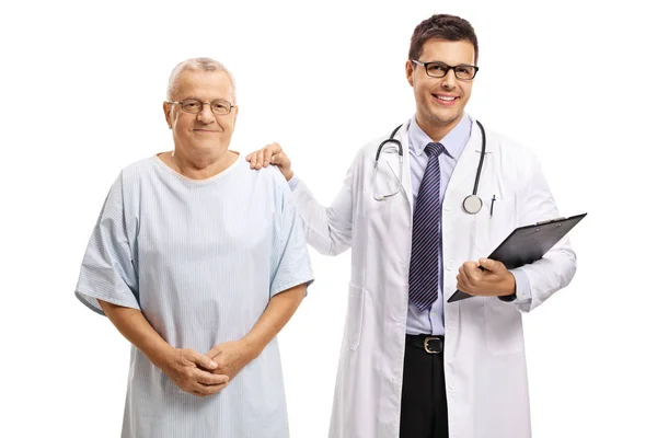 年轻的男医生站在一位老年男性患者身边 看着在白色背景上被隔离的相机 — 图库照片