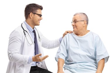 Genç doktor beyaz arka plan üzerinde izole bir yaşlı hasta konuşuyor