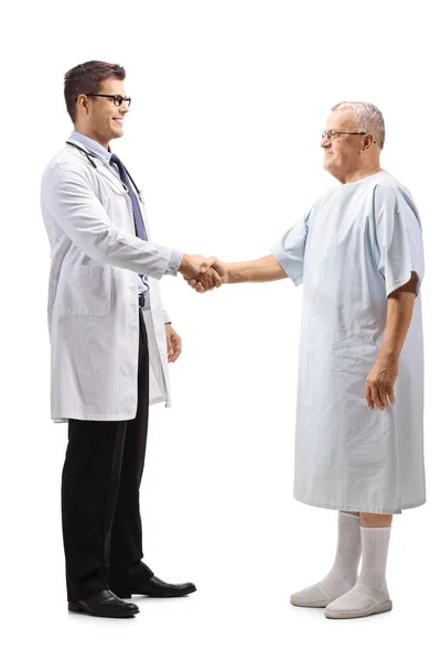 医生与一名在白色背景上被隔离的老年男性患者握手 — 图库照片