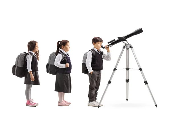 Полнометражный Снимок Школьников Ожидающих Телескоп Изолированный Белом Фоне — стоковое фото