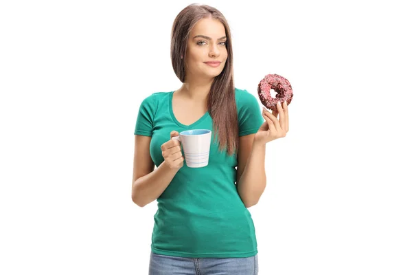 Mujer Joven Sosteniendo Donut Una Taza Aislada Sobre Fondo Blanco — Foto de Stock