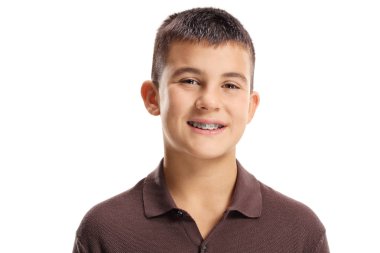 Beyaz arka plan üzerinde izole diş diş telleri ile sevimli çocuk