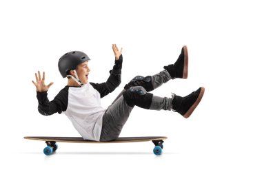 Tam uzunlukta profil resmini bir longboard üzerinde oturan ve üzerinde izole beyaz arka plan sürme kask ile mutlu bir çocuk