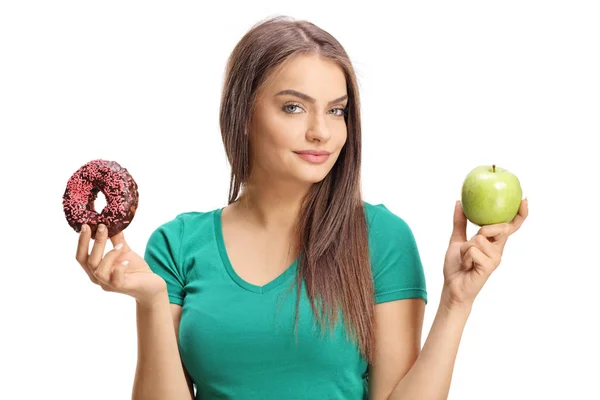 Schöne Junge Frau Hält Einen Apfel Und Einen Donut Isoliert — Stockfoto