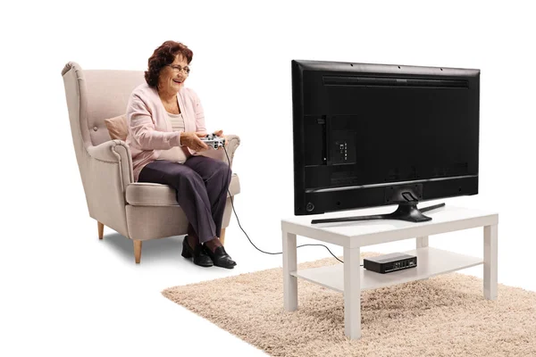 高齢者女性テレビの前に座っていると 白い背景で隔離のビデオ ゲーム — ストック写真