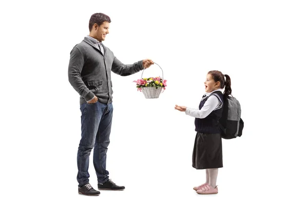 Tiro Comprimento Total Jovem Dando Uma Cesta Com Flores Para — Fotografia de Stock