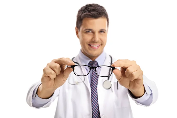 Beyaz Arka Plan Üzerinde Izole Gözlük Tutan Genç Erkek Doktor — Stok fotoğraf