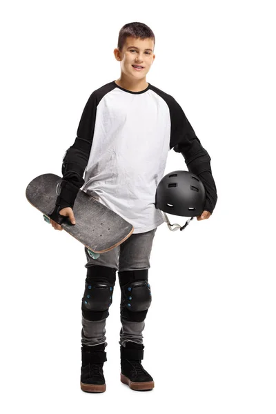 Ganzkörperporträt Eines Kleinen Jungen Mit Schutzausrüstung Und Skateboard Auf Weißem — Stockfoto