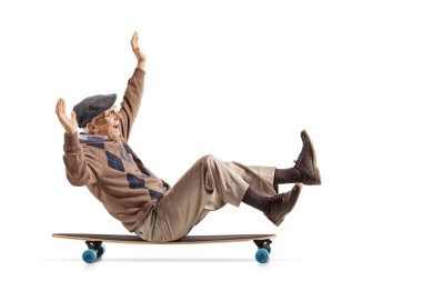 Tam uzunlukta profil resmini neşeli bir kıdemli bir longboard üzerinde oturan ve üzerinde izole beyaz arka plan sürme