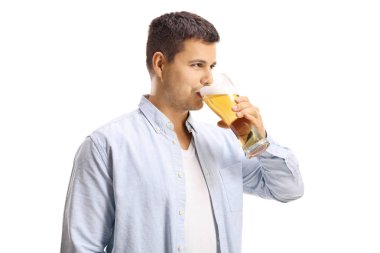 Genç adam bir bardak bira bira beyaz arka plan üzerinde izole içme