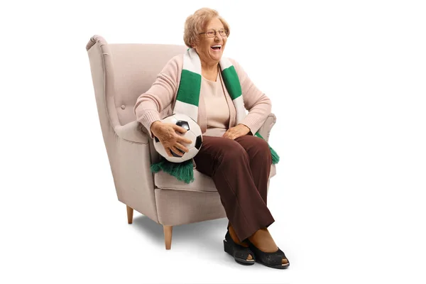 Ευτυχής Ανώτερος Γυναίκα Που Κάθεται Μια Πολυθρόνα Μια Μπάλα Ποδοσφαίρου — Φωτογραφία Αρχείου
